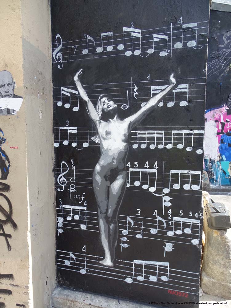 Femme nue et musique