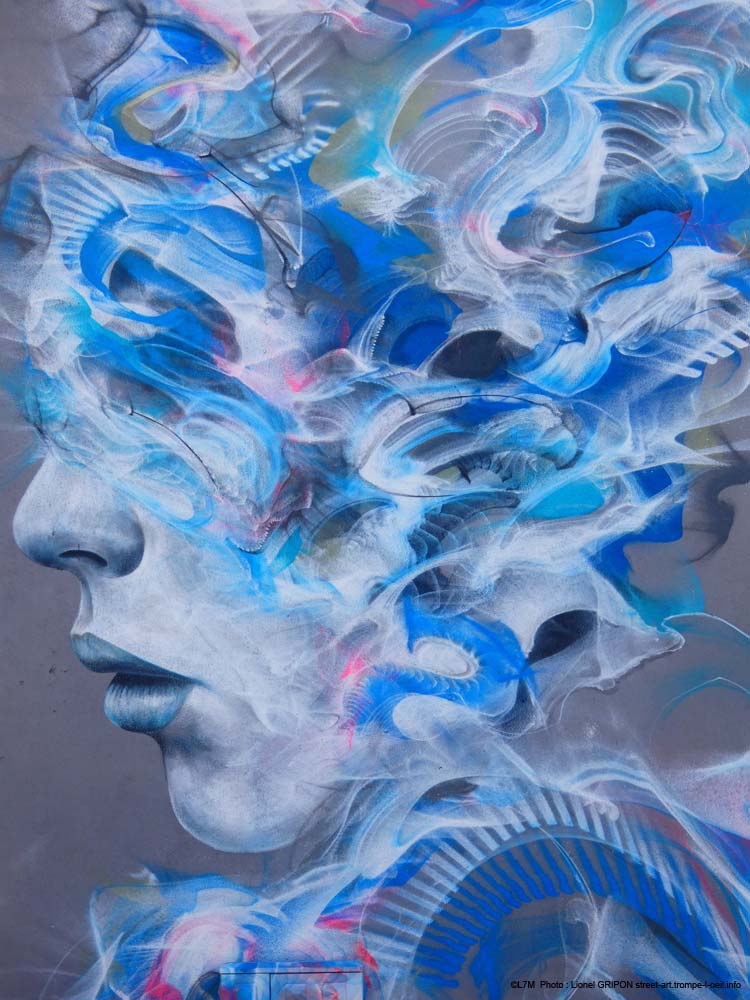 Femme à volutes