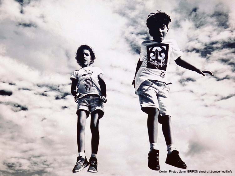 Enfants rebondissants
