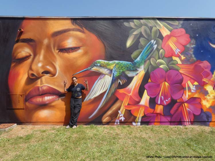 Femme et colibri