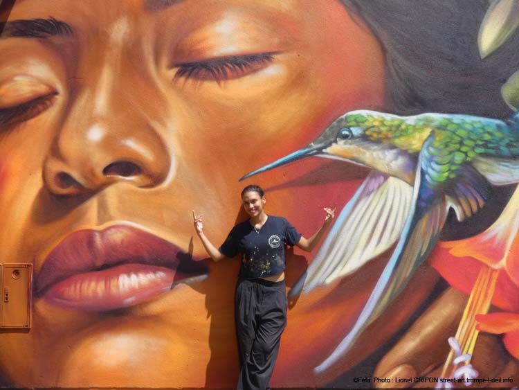 Femme et colibri