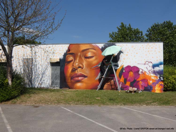 Femme et colibri