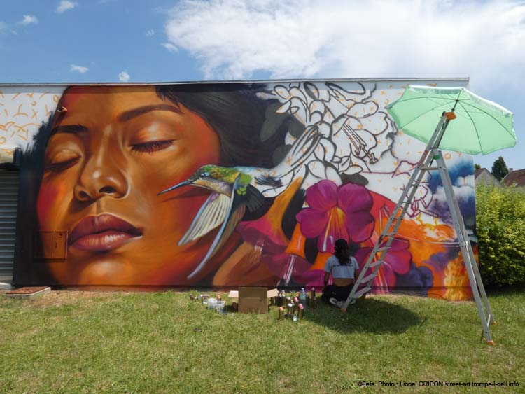 Femme et colibri