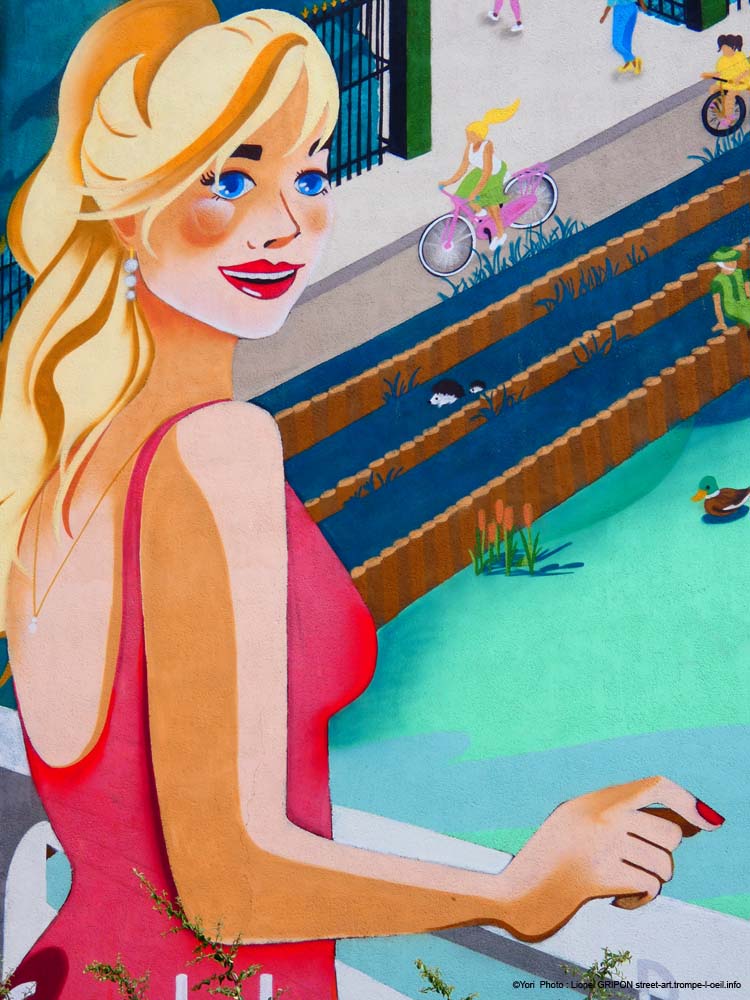 Femme au bord du canal