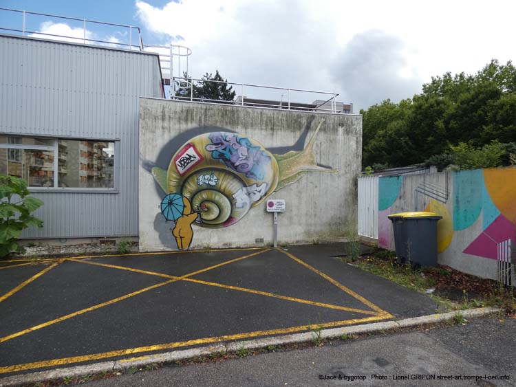 Gouzou et escargot