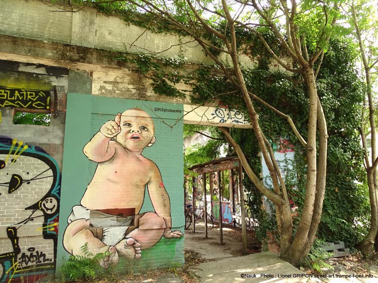Bébé en couche