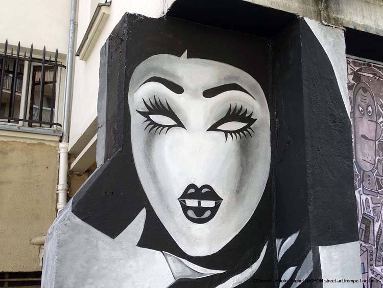 Demoiselle en boîte