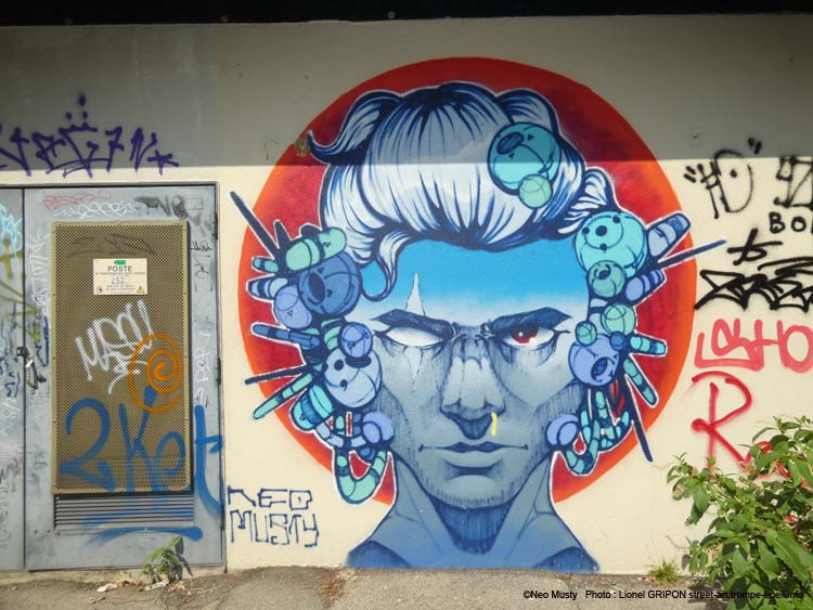 Visage bleuté