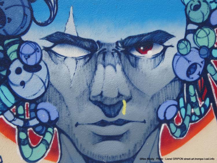 Visage bleuté