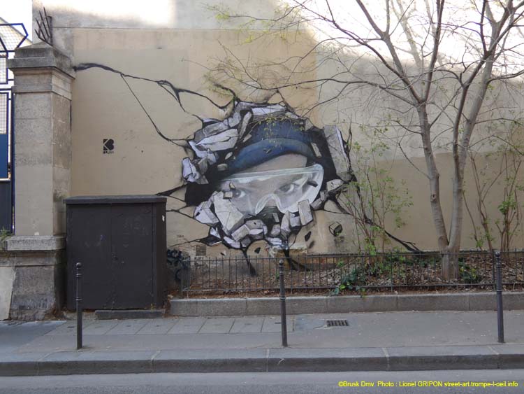 Graffeur dans le mur