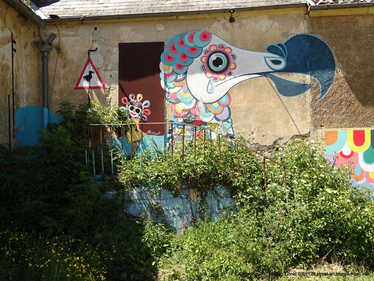 Fillette et oiseau