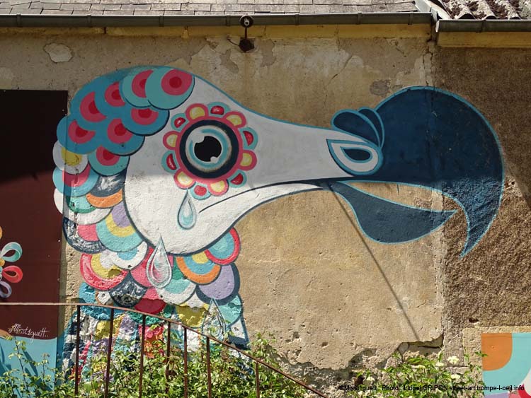 Fillette et oiseau