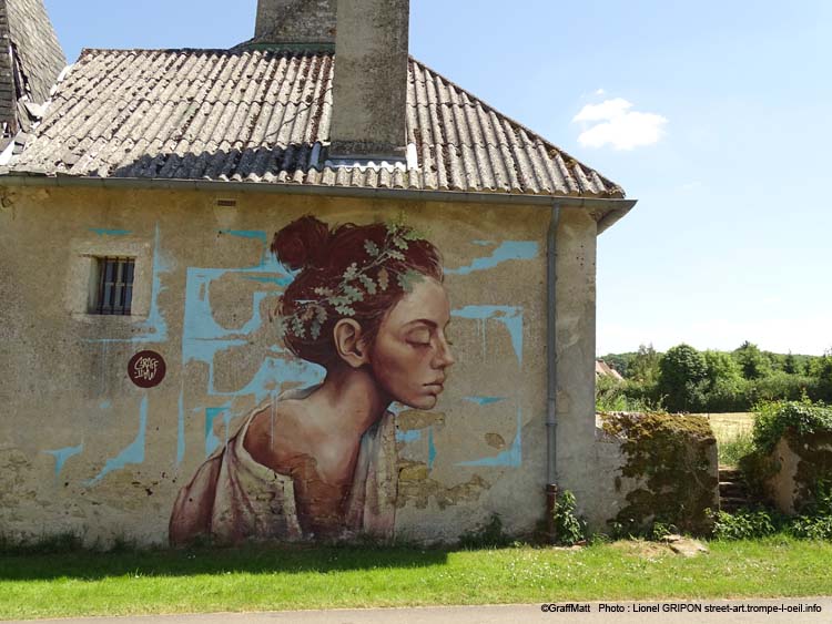 Femme couronnée