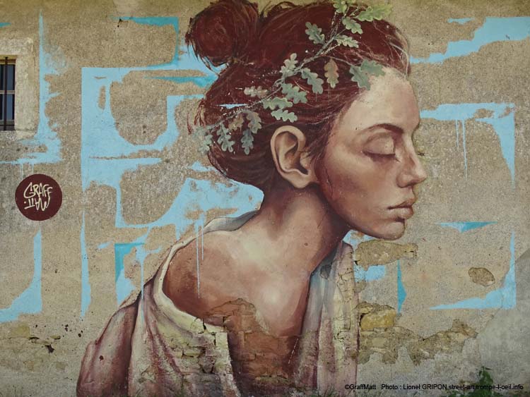 Femme couronnée