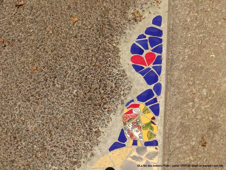Oiseau sur chien