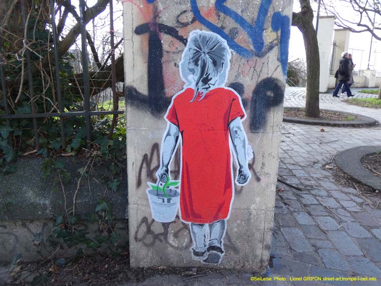 Fillette à la plantule