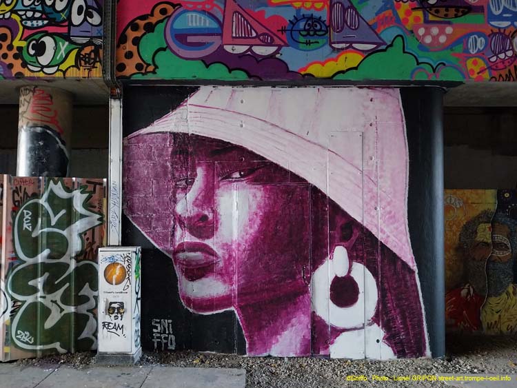 Femme au bob