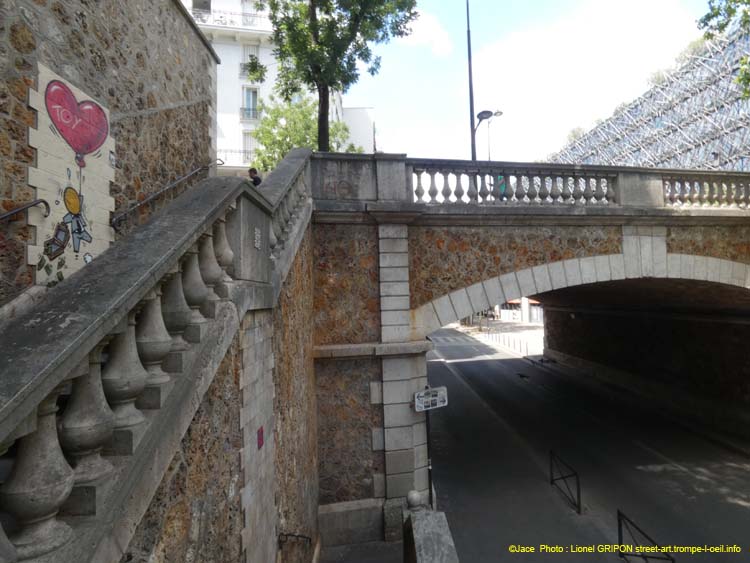 Gouzou suspendu