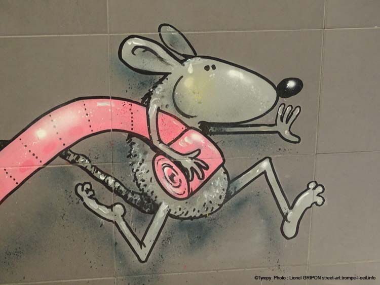 Souris voleuse